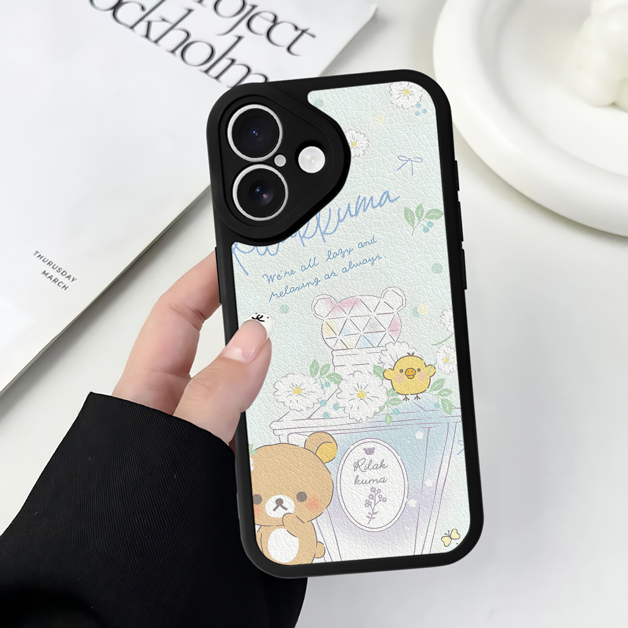 （画像用） リラックマ リラックマ キイロイトリ Rilakkuma Korilakkuma Kiiroitori 【iPhone 16シリーズ対応】シリコンスマホケース（レザー調） 材質：シリコン